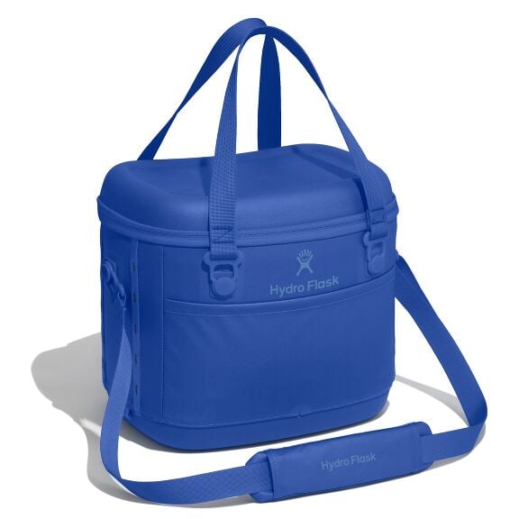 carryouttm-soft-cooler-15-l-u8 12pco382_carryout_cooler_15l_capri_blue_angled_1.jpg