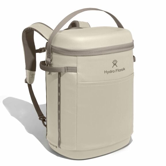 carryouttm-backpack-22-l-a7 18pco114-carryout-backpack-22l-oat-angled_1.jpg