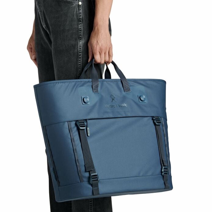carryouttm-soft-cooler-tote-30-l-t5 250815_hydro_s26_hb_14619_2.jpg